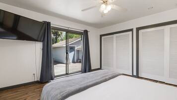 3 bedrooms, desk, iron/ironing board, travel crib