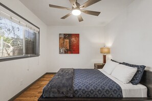 3 habitaciones, escritorio y tabla de planchar con plancha