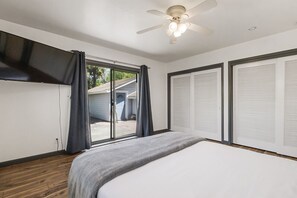 3 slaapkamers, een bureau, een strijkplank/strijkijzer, reisbedje