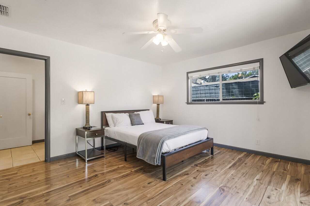 3 habitaciones, escritorio y tabla de planchar con plancha 