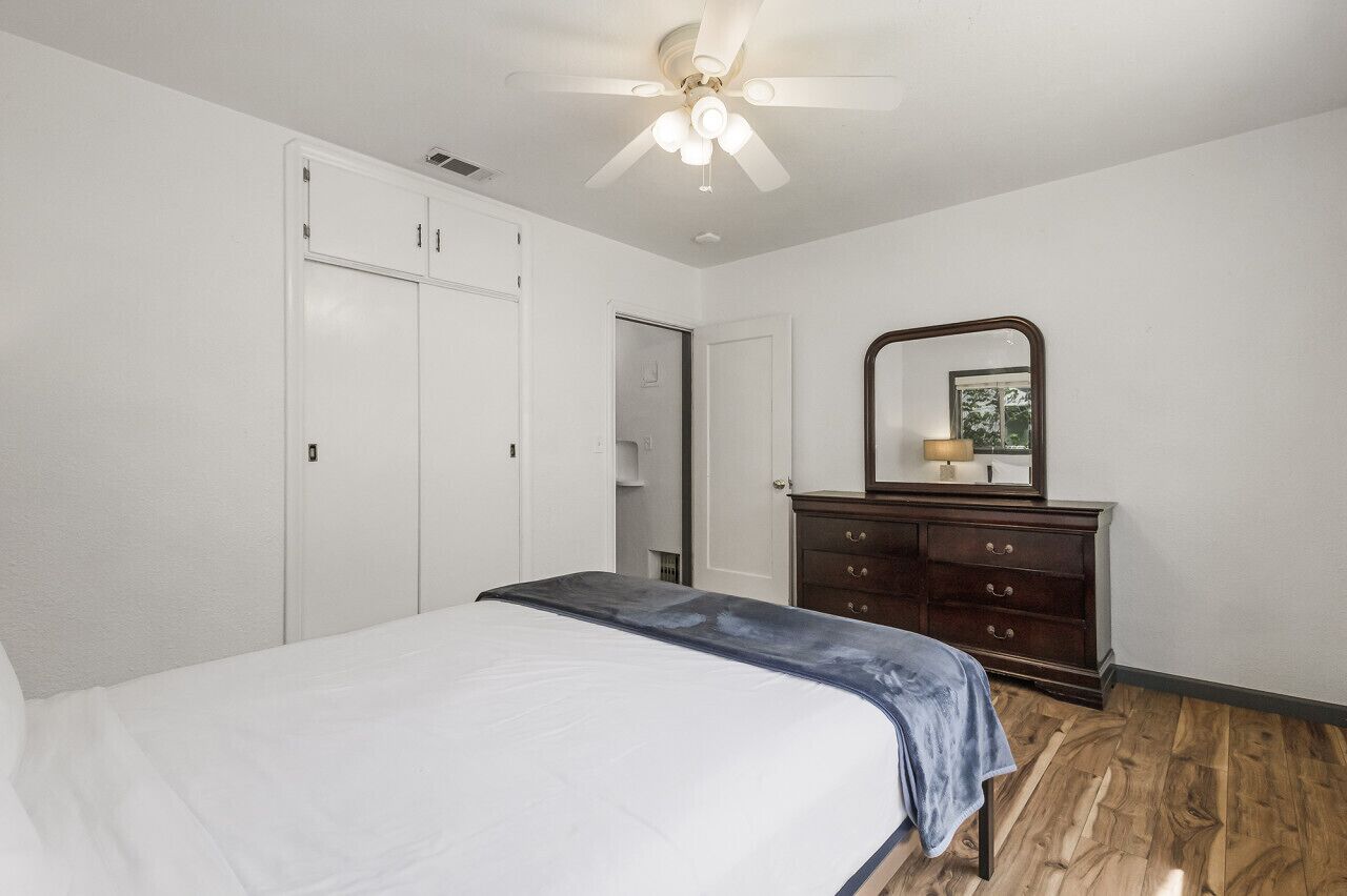 3 bedrooms, desk, iron/ironing board, travel cot