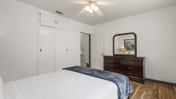 3 bedrooms, desk, iron/ironing board, travel cot