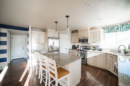 冷蔵庫、電子レンジ、オーブン、コンロ. Stunning Home-Vivid Lake/MTN Views! Sleeps 14