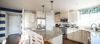 Stunning Home-Vivid Lake/MTN Views! Sleeps 14