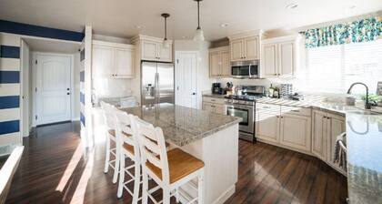 Stunning Home-Vivid Lake/MTN Views! Sleeps 14