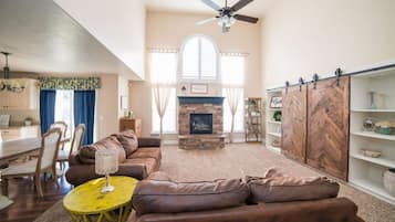 Smart-tv, een open haard, een dvd-speler en boeken