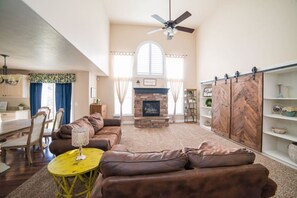 Téléviseur connecté, foyer, lecteur de DVD, livres