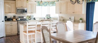 Stunning Home-Vivid Lake/MTN Views! Sleeps 14