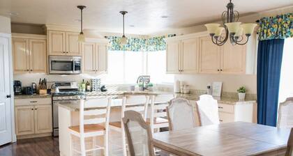Stunning Home-Vivid Lake/MTN Views! Sleeps 14