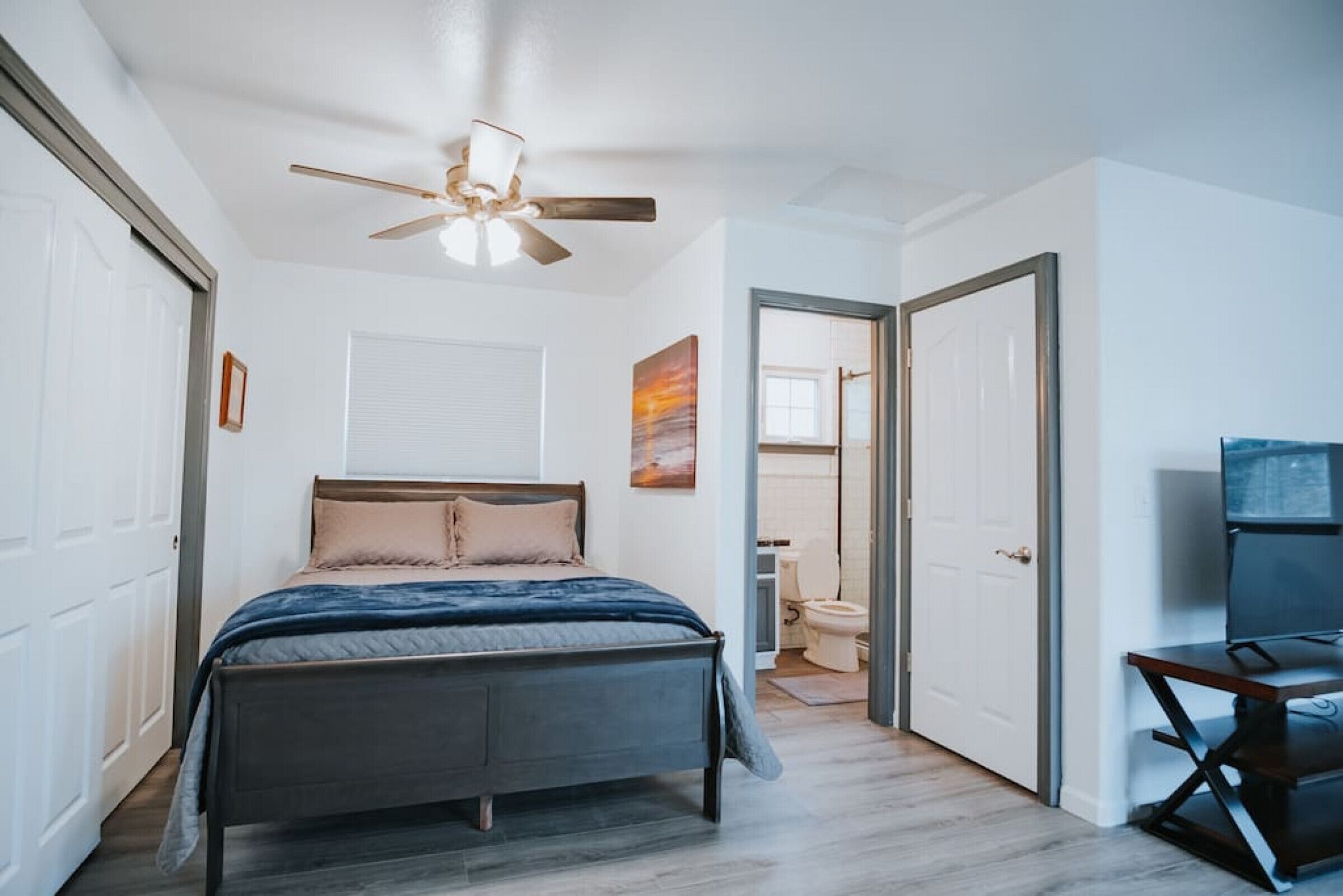 1 makuuhuone, työpöytä, silitysrauta/-lauta, vauvan matkasänky