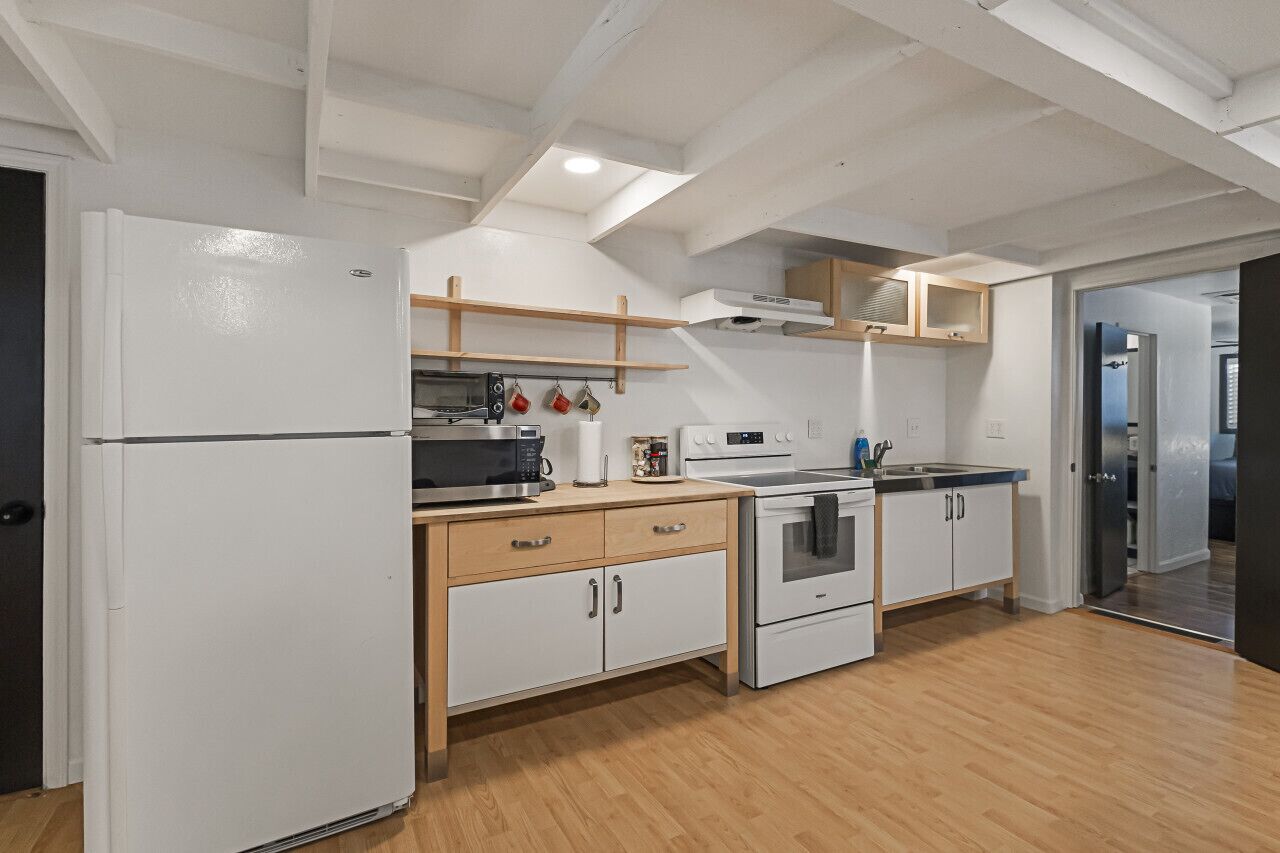Coffee/tea maker, fridge, microwave, oven