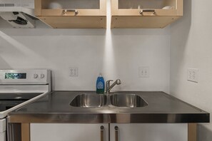 Een koelkast, een microgolfoven, een oven, een kookplaat