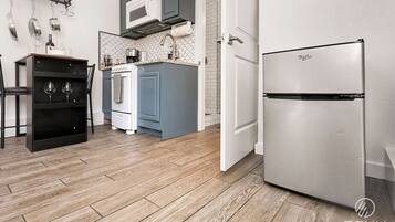 Microwave, oven, stovetop, coffee/tea maker