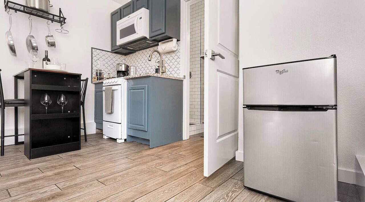 Microwave, oven, stovetop, coffee/tea maker