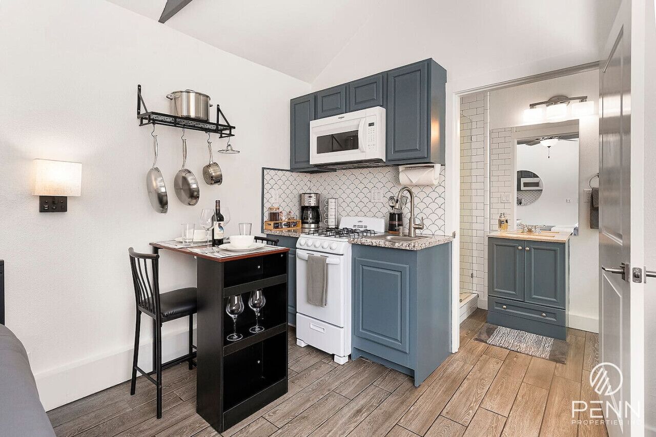 Mikroaaltouuni, uuni, liesi, kahvin-/teenkeitin