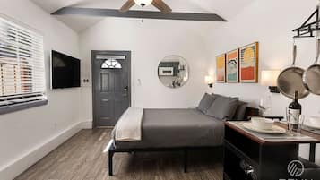 1 habitación, tabla de planchar con plancha y cuna de viaje