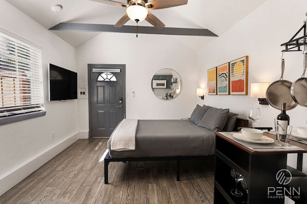 Relax in this bright and open studio with high ceilings, stylish decor, and a cozy ambiance for your perfect getaway.