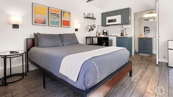 1 habitación, tabla de planchar con plancha y cuna de viaje