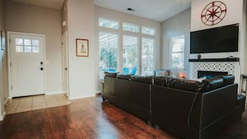 Smart TV, fireplace