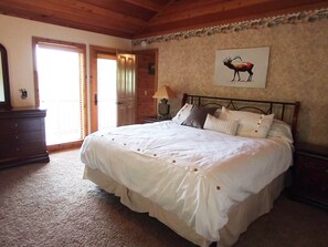 5 bedrooms, desk, free WiFi, bed sheets - Mountain Cabin with Multi-level Decks, Views, Hot Tub, Family Memories Made Here (Angel Fire)