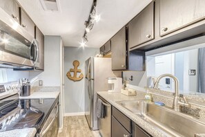 Fridge, microwave, stovetop, dishwasher - Galveston Couple's Retreat 1/4 Mi to Seawall (Galveston)