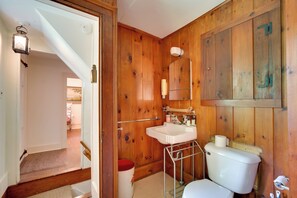 Kostenlose Toilettenartikel, Haartrockner, Handtücher