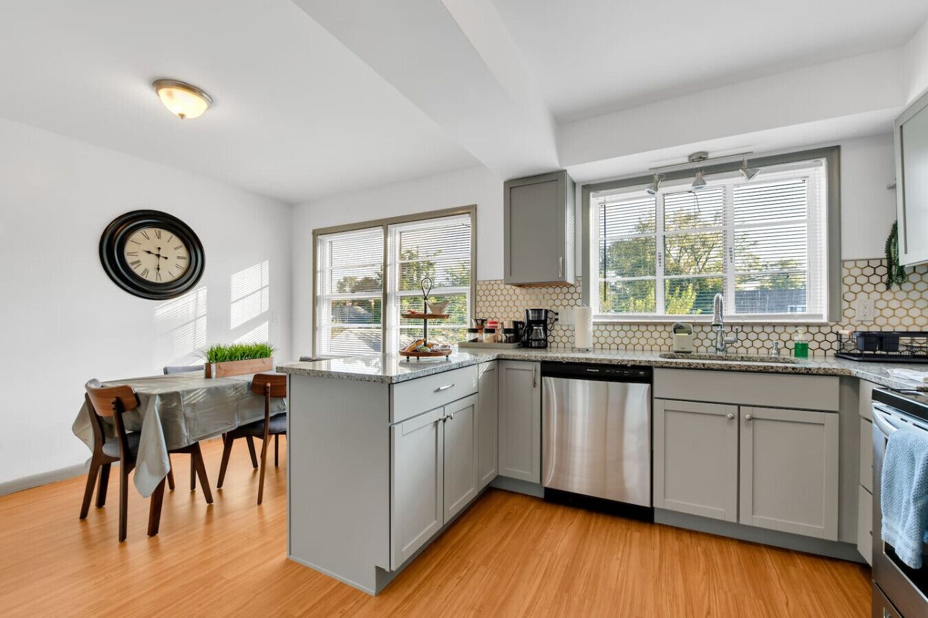 冰箱、微波炉、烤箱、炉灶