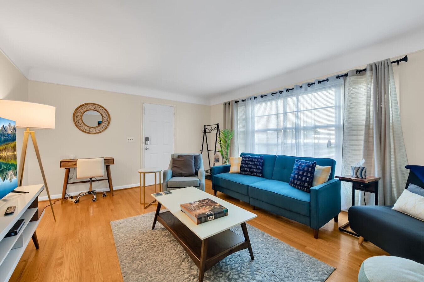 智能电视、书、办公室