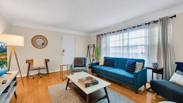 TV connectée, livres, espaces bureaux