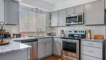 雪櫃、微波爐、焗爐、爐具