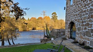 A stone building with a stone wall and a metal gate. - Studio for 2 people * SPA * River view (Adaúfe)