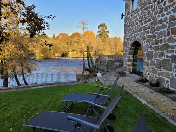 Terrace/patio - Studio for 2 people * SPA * River view (Adaúfe)