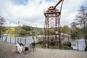 Outdoor dining - Studio for 2 people * SPA * River view (Adaúfe)