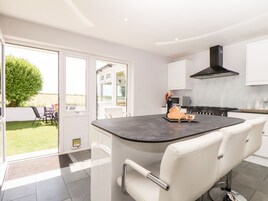 Cottage | Private kitchen | Fridge, dishwasher, electric kettle, cookware/dishes/utensils