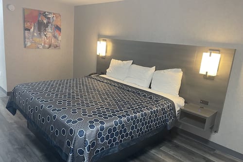 Premium bedding, desk, iron/ironing board, free WiFi