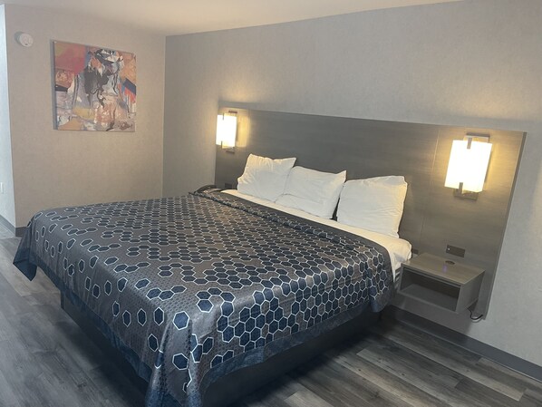 Hochwertige Bettwaren, Schreibtisch, Bügeleisen/Bügelbrett