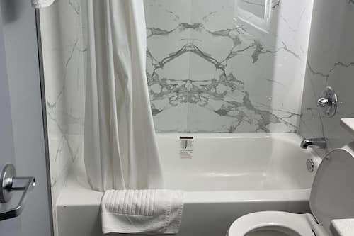 Combined shower/tub, rainfall showerhead, towels, soap