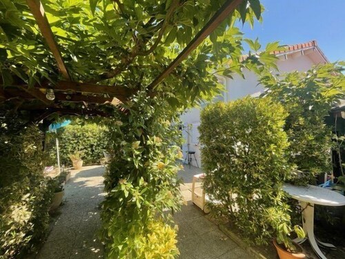 Dieses 45qm Reihenhaus liegt in einer ruhigen Lage, 100m von Strand