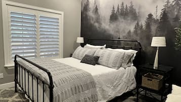 1 chambre, matelas mémoire de forme, bureau, fer et planche à repasser