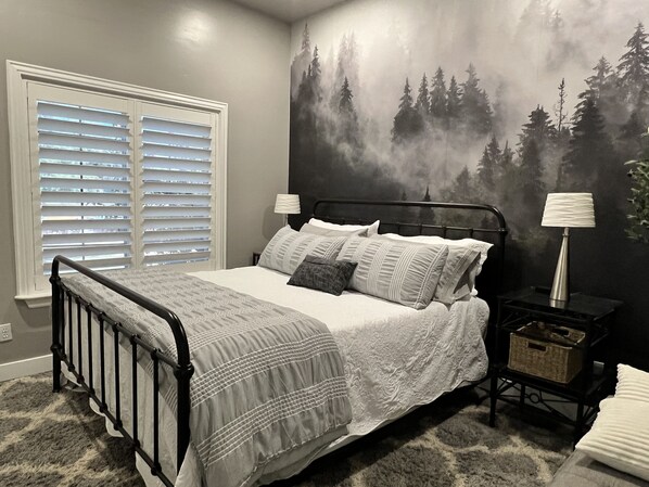 1 chambre, lit avec matelas en mousse à mémoire, bureau