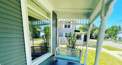 Riverwalk Retreat on Main. Spacious updated Victorian Home in the heart of Niles