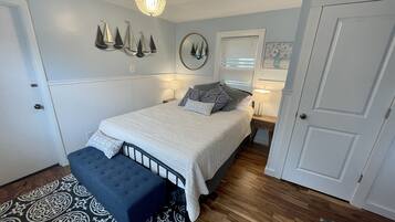 5 habitaciones, escritorio y tabla de planchar con plancha