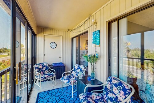 Top-floor, Dog-Friendly, Snowbird Retreat Private Beach Access & Gulf Access