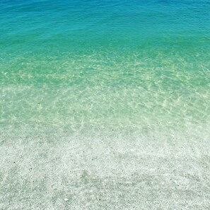 在海滩、沙滩椅、沙滩毛巾