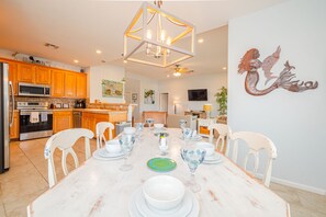 Dining - Texas Riviera Canal Waterfront Home - Perfect Beach & Fishing Getaway Location (Rockport)