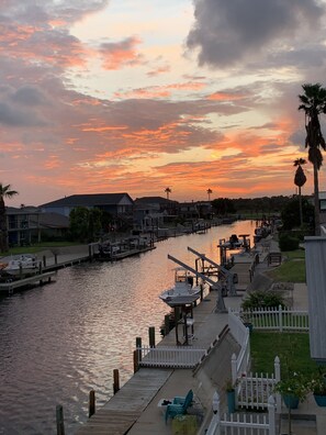 Marina - Texas Riviera Canal Waterfront Home - Perfect Beach & Fishing Getaway Location (Rockport)