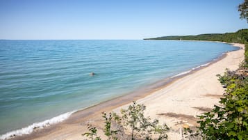 På stranden