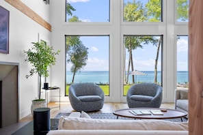 Smart TV, chimenea, libros y estéreo