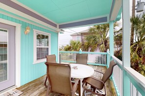 Outdoor dining - Sunny, dog-friendly retreat with furnished deck - walk to the beach (Galveston)