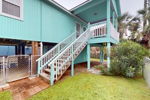 Exterior - Sunny, dog-friendly retreat with furnished deck - walk to the beach (Galveston)